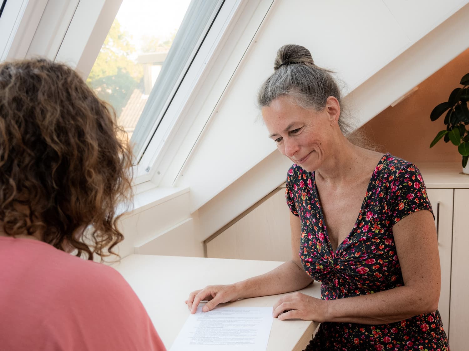 Gineke in gesprek met een cliënte voor reflexzonetherapie.