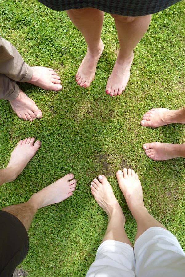 blote voeten op gras