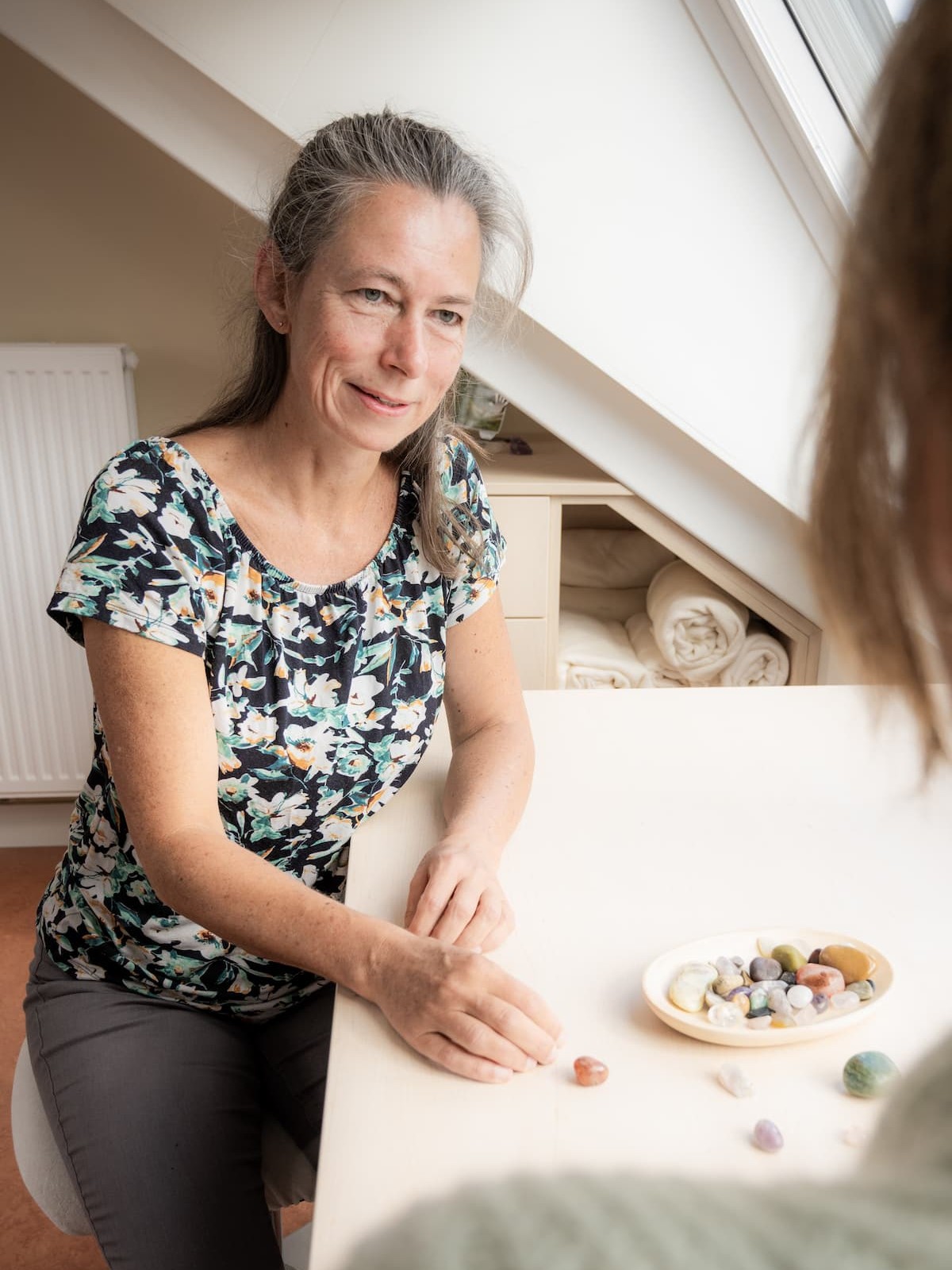 Gineke de Laat aan het werk in praktijk voor voetreflex en aanvullende behandelingen